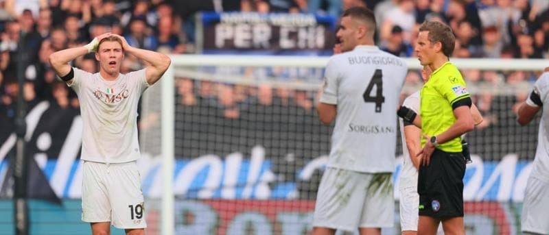 napoli sconfitto da atalanta e arbitri