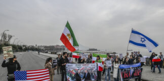 Studenti iraniani in piazza a Napoli davanti all’ambasciata Usa: sostegno all’operazione “Epic Fury”