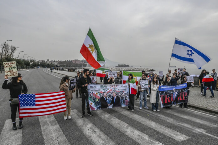 Studenti iraniani in piazza a Napoli davanti all’ambasciata Usa: sostegno all’operazione “Epic Fury”