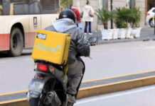 Napoli, scontro tra rider e sindacati: tensioni durante la manifestazione del 20 marzo Napoli, scontro tra rider e sindacati: tensioni durante la manifestazione del 20 marzo