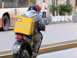 Napoli, scontro tra rider e sindacati: tensioni durante la manifestazione del 20 marzo
