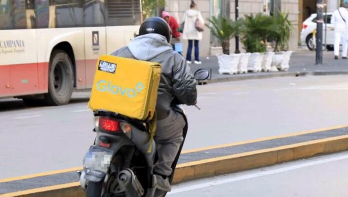 Napoli, scontro tra rider e sindacati: tensioni durante la manifestazione del 20 marzo