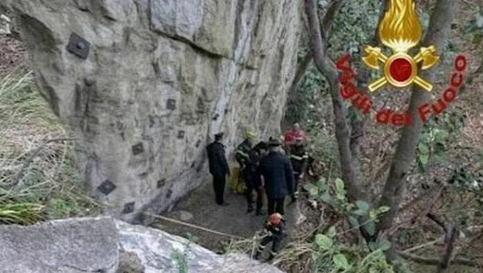 Pozzano, escursionista bloccato su un costone: salvato dopo una notte al freddo Pozzano, escursionista bloccato su un costone: salvato dopo una notte al freddo