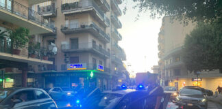 Rissa in un locale a Pomigliano d’Arco: 19enne in prognosi riservata ma non in pericolo di vita, ferita anche una 18enne