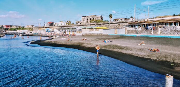 Torre del Greco, mare eccellente: tutti positivi i prelievi Arpac in vista dell’estate
