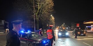 Arzano, carabinieri aggrediti durante un controllo: cinque arresti