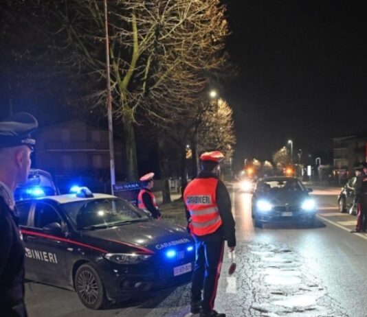 Arzano, carabinieri aggrediti durante un controllo: cinque arresti