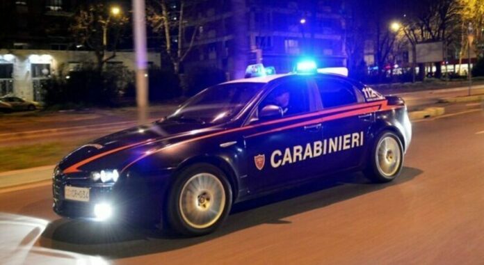 Napoli, 36enne accoltellato alla gamba in via Salvator Rosa: indagini in corso