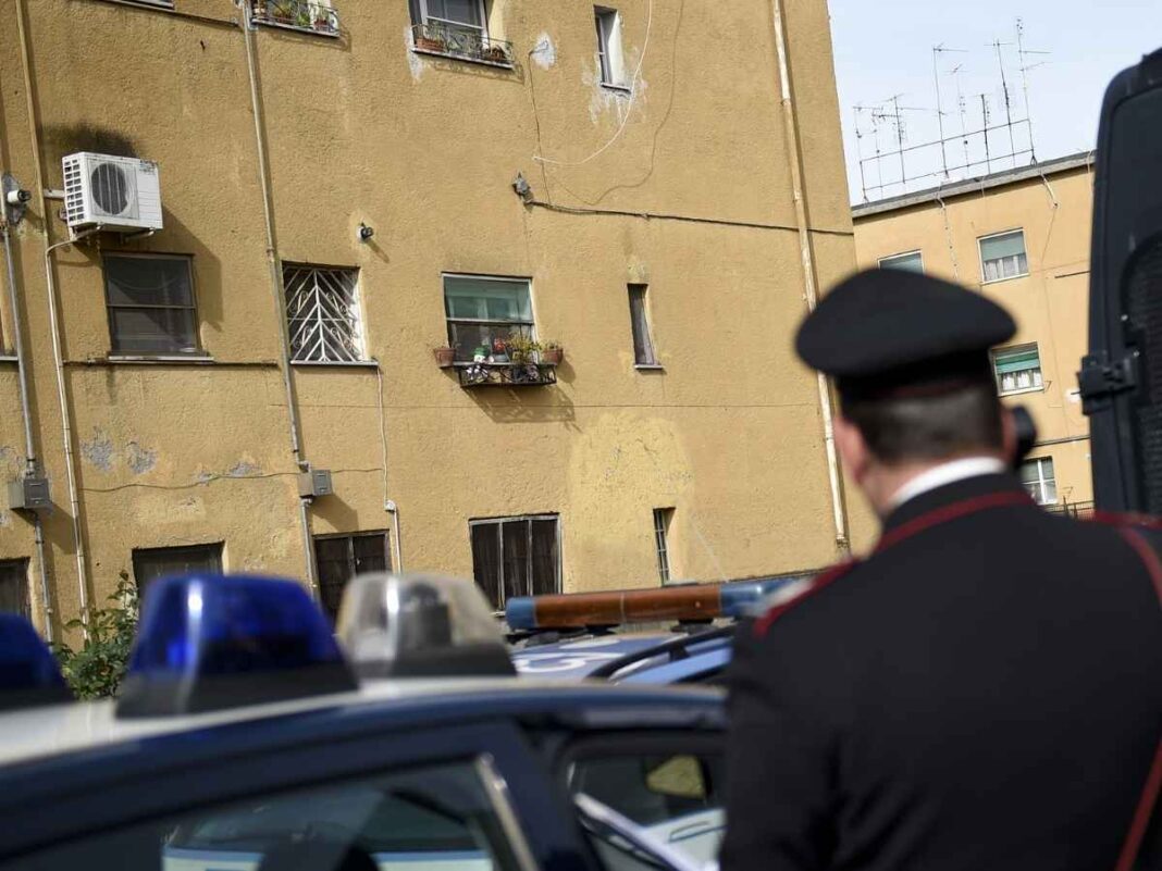 Carabiniere di spalle durante un'operazione