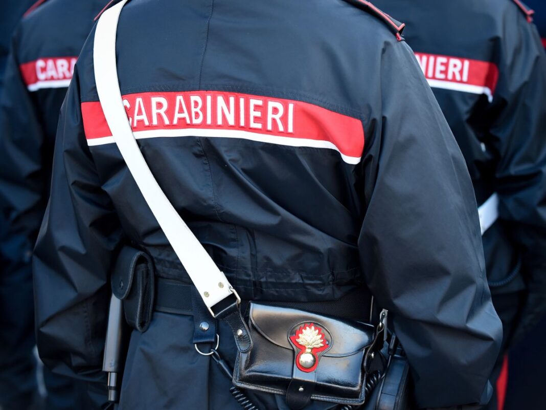 Carabinieri Carabiniere in divisa di spalle