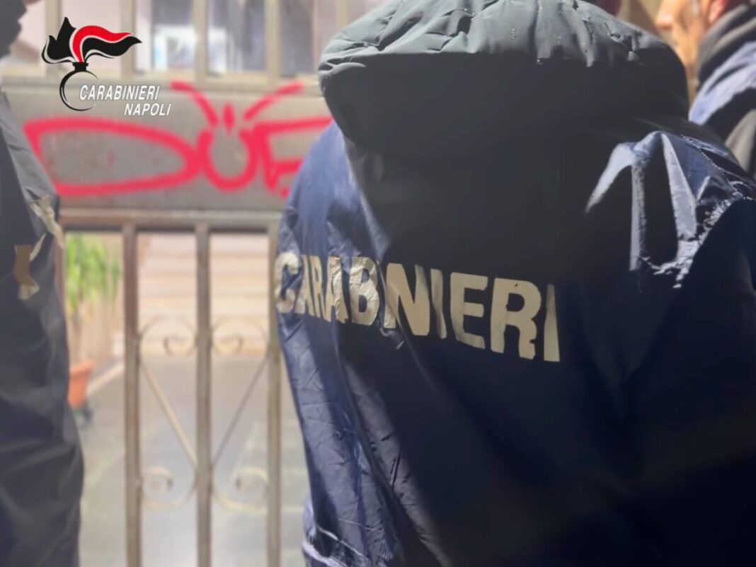Carabinieri durante l'operazione
