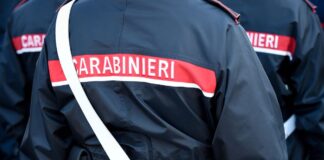 Carabiniere in divisa ripreso di spalle