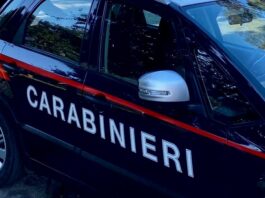 Napoli, San Carlo Arena: smartphone “piove” su un’auto, sequestrato dai Carabinieri