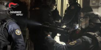 Carabinieri all'azione contro la camorra nel rione Sanità a Napoli