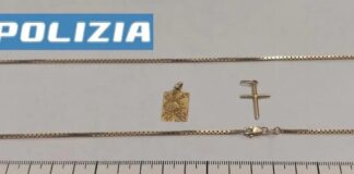 Napoli: strappano una collanina d’oro, arrestati tre giovani dalla Polizia