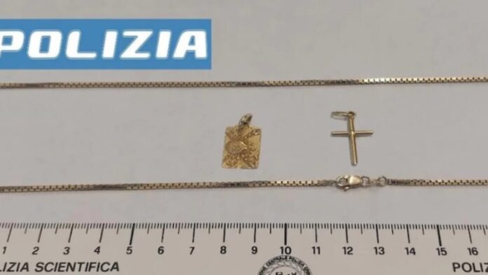Napoli: strappano una collanina d’oro, arrestati tre giovani dalla Polizia