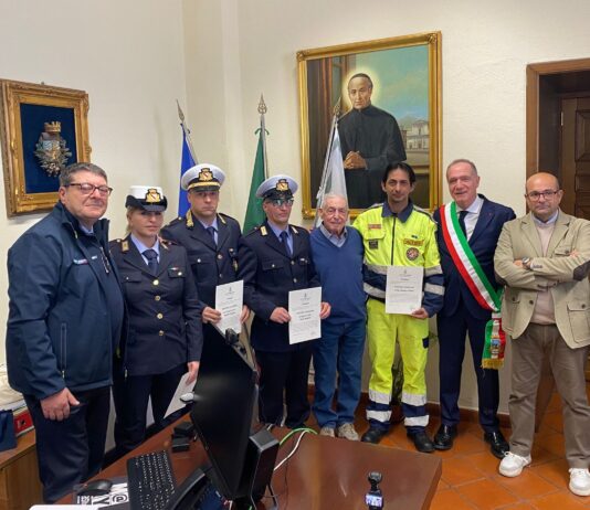 Encomi a Torre del Greco: premiati agenti e volontario per il salvataggio di un 75enne colto da infarto