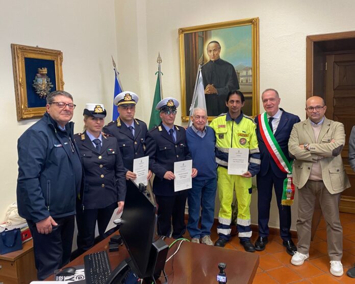 Encomi a Torre del Greco: premiati agenti e volontario per il salvataggio di un 75enne colto da infarto