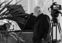 Gino Paoli in una foto sui social durante le prove in studio