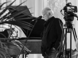 Gino Paoli in una foto sui social durante le prove in studio