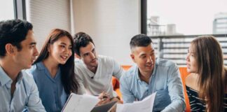 Giovani ad un colloquio di lavoro