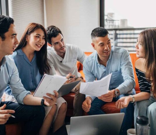 Giovani ad un colloquio di lavoro