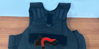 Giugliano: aggredisce la sorella con una mazza da baseball, arrestato 41enne. Sotto il materasso anche una pistola