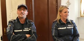 Torre del Greco: encomio solenne a tre agenti della polizia municipale che salvarono un 75enne colto da infarto