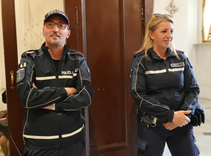 Torre del Greco: encomio solenne a tre agenti della polizia municipale che salvarono un 75enne colto da infarto
