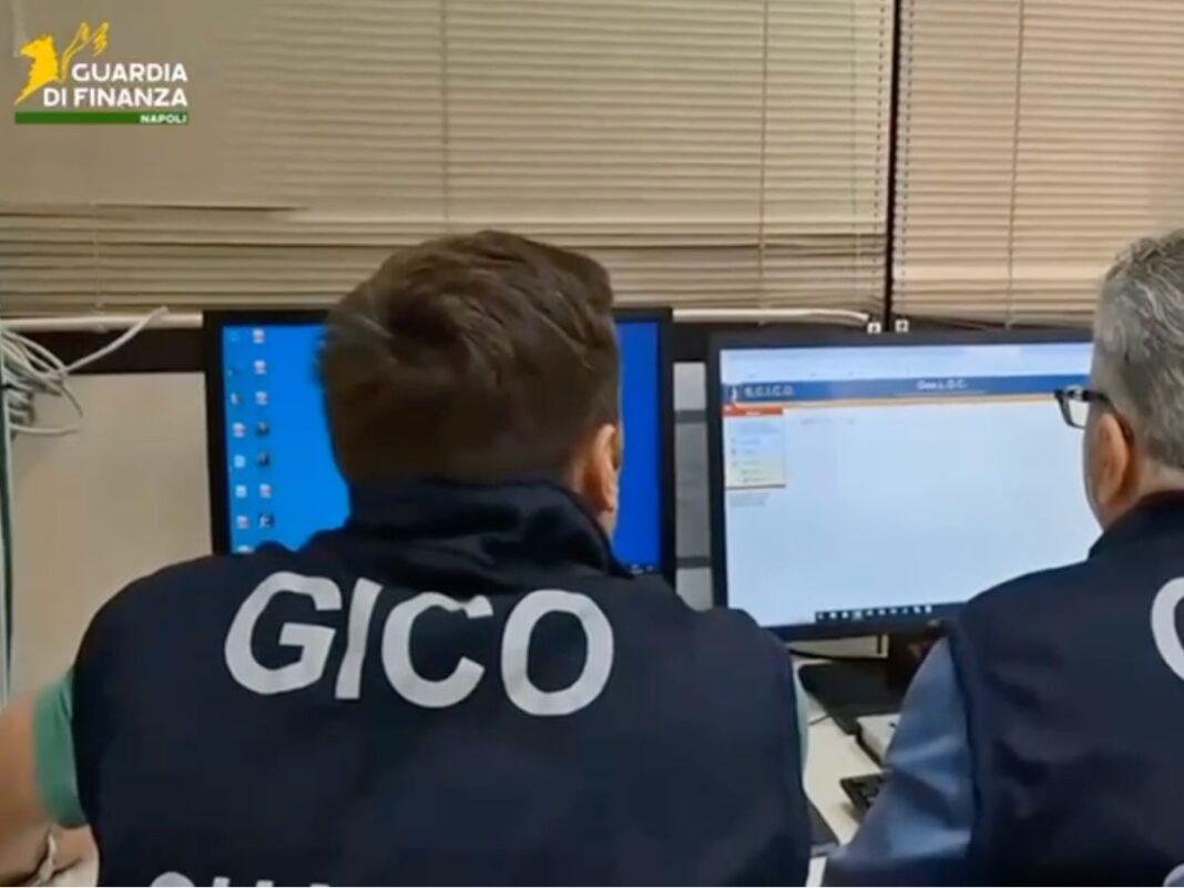 Guardia di Finanza Finanzieri al computer