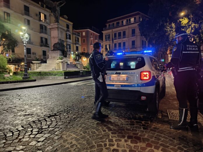 Castellammare di Stabia, sicurezza stradale e decoro urbano: raffica di sanzioni della Polizia Municipale