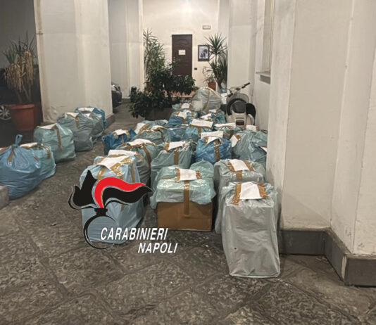 Napoli, scoperta manifattura di alta moda contraffatta nel quartiere Pendino: sequestrati capi per 30mila euro