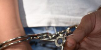 Ragazzino in manette