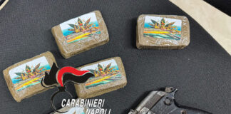 Napoli, Secondigliano: pusher arrestato dai Carabinieri. Nel vano scale sequestrati hashish e una pistola