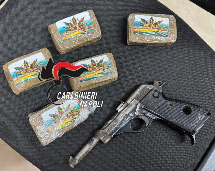 Napoli, Secondigliano: pusher arrestato dai Carabinieri. Nel vano scale sequestrati hashish e una pistola