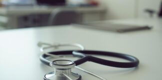 Stetoscopio su scrivania vuota