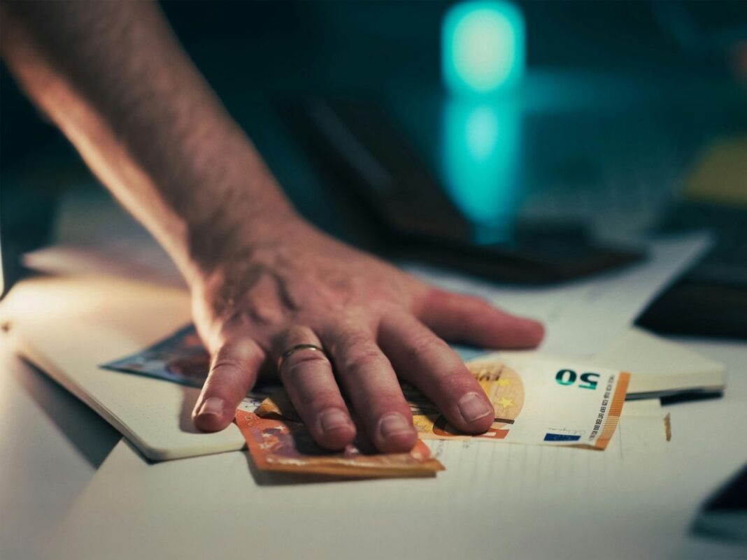 Truffa del resto Banconote su un tavolo