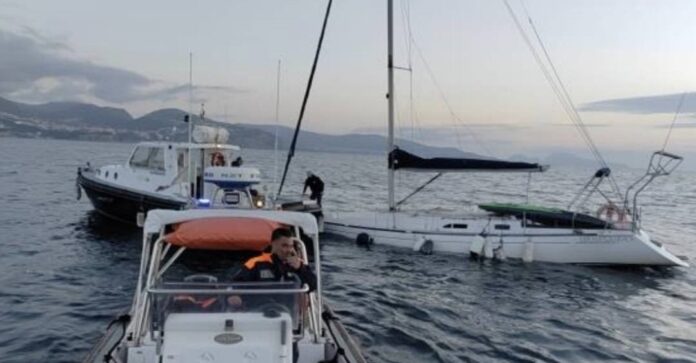 Vico Equense, velista salvato dalla Guardia Costiera: barca rischia di affondare a tre miglia dalla costa Vico Equense, velista salvato dalla Guardia Costiera: barca rischia di affondare a tre miglia dalla costa