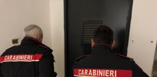 Grumo Nevano, picchia padre e moglie e tenta la fuga: arrestato dai carabinieri nel vano dell’ascensore