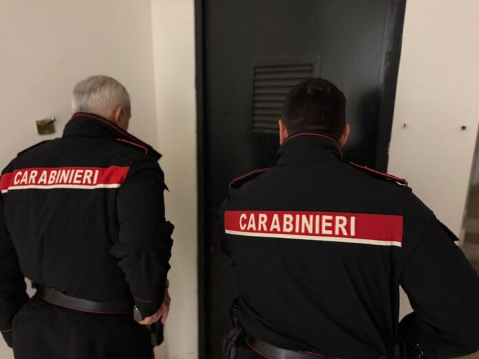 Grumo Nevano, picchia padre e moglie e tenta la fuga: arrestato dai carabinieri nel vano dell’ascensore