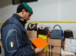 San Giorgio a Cremano, scoperto lo showroom del falso: sequestrati oltre 25mila articoli -VIDEO-
