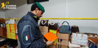 San Giorgio a Cremano, scoperto lo showroom del falso: sequestrati oltre 25mila articoli -VIDEO-