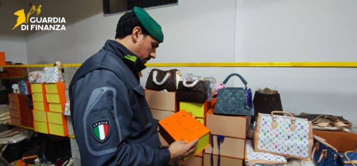 San Giorgio a Cremano, scoperto lo showroom del falso: sequestrati oltre 25mila articoli -VIDEO- San Giorgio a Cremano, scoperto lo showroom del falso: sequestrati oltre 25mila articoli -VIDEO-