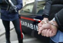 Vico Equense, incendiano per errore l'auto sbagliata: arrestati due uomini