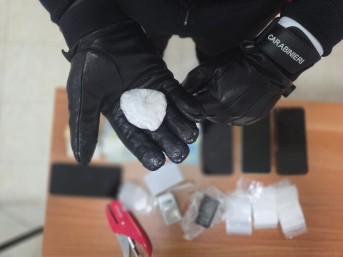 Caivano, spaccia droga mentre è ai domiciliari: arrestato 49enne Caivano, spaccia droga mentre è ai domiciliari: arrestato 49enne