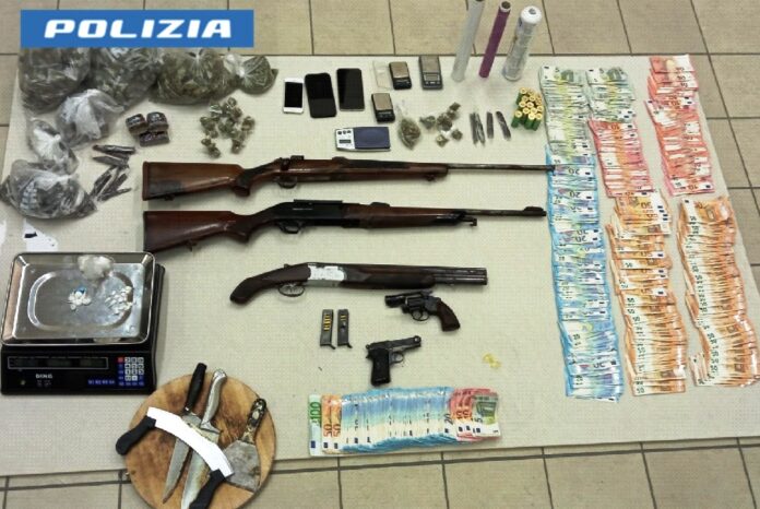 Frattamaggiore: 18enne arrestata dalla Polizia per droga e porto abusivo di armi Frattamaggiore: 18enne arrestata dalla Polizia per droga e porto abusivo di armi