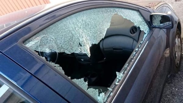 Napoli: rompe il vetro di un’auto per entrarci a dormire, arrestato 41enne Napoli: rompe il vetro di un’auto per entrarci a dormire, arrestato 41enne