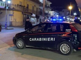 Giugliano in Campania: deposito abusivo con targhe straniere e sirena delle forze dell’ordine, due denunciati