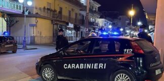 Giugliano in Campania: deposito abusivo con targhe straniere e sirena delle forze dell’ordine, due denunciati