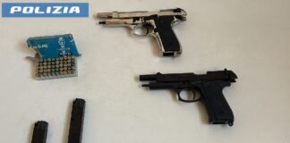 Napoli, distrugge la vetrina di un negozio e ruba due pistole a salve: arrestato